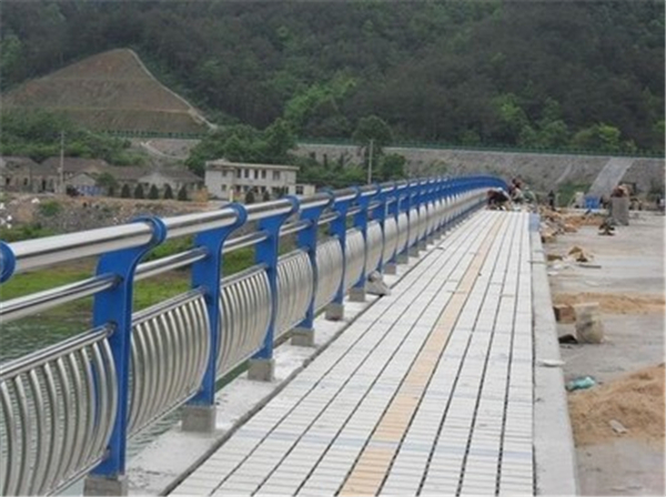 宣城不锈钢桥梁护栏的特性及其在现代建筑中的应用